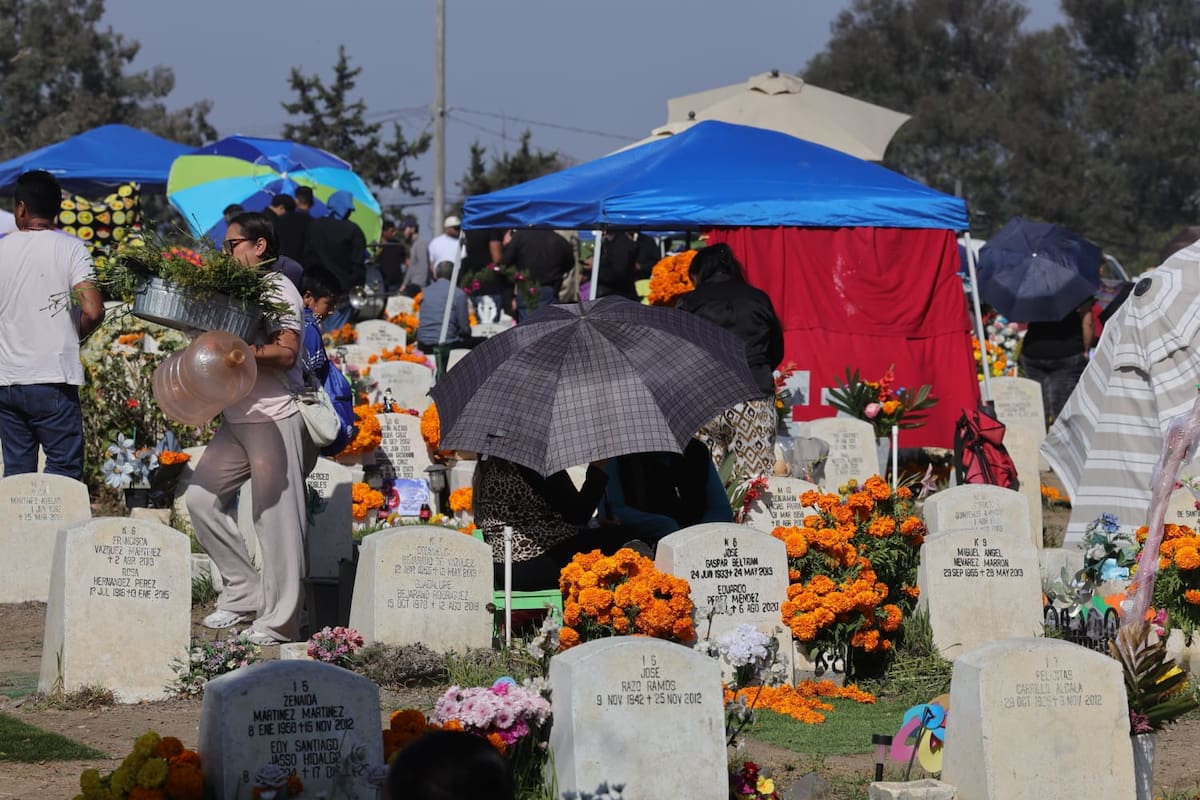 Los visitantes decoraron las tumbas con flores de cempasúchil y música de mariachis para recordar a sus seres queridos. Foto: Sergio Ortiz
