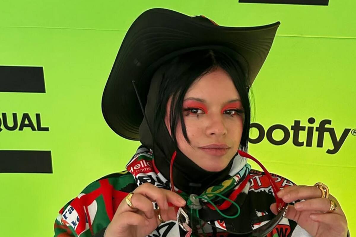 Amandititita responde a críticas sobre su cuerpo y aclara estado de salud tras cantar sentada