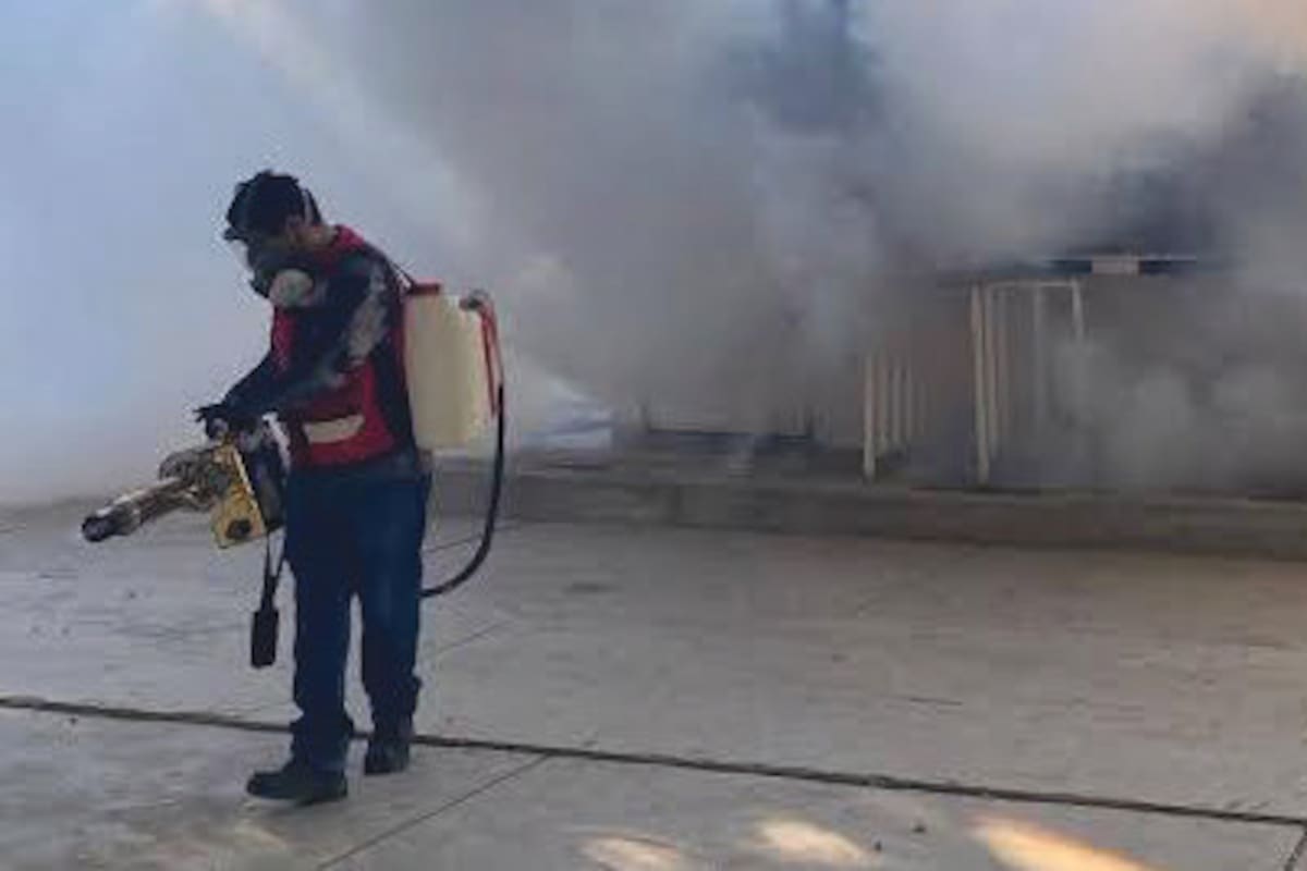 Padres pagan para que fumiguen secundaria de Ciudad Obregón por brote de dengue