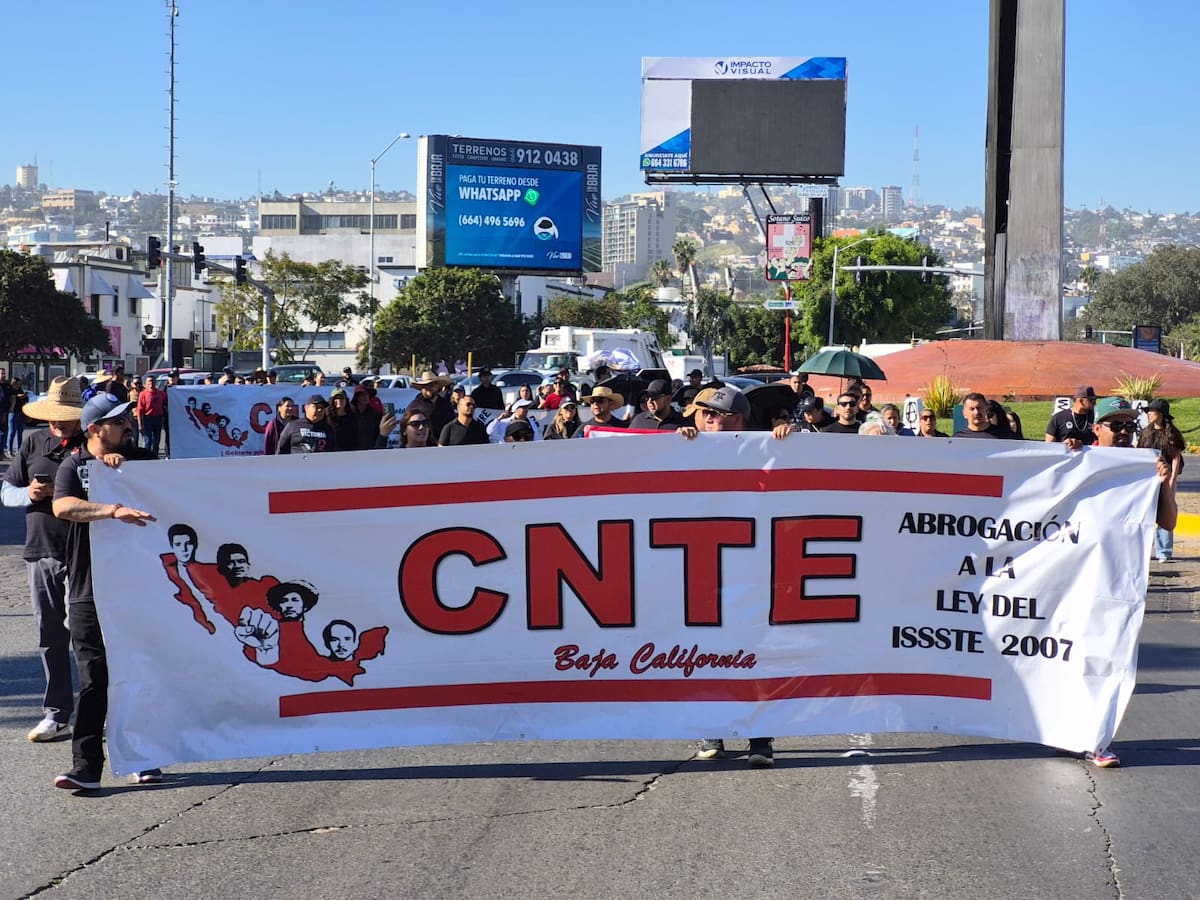 Los docentes se concentraron en la glorieta Cuauhtémoc, en la Zona Río, como punto de partida de la movilización. Foto: Sergio Ortiz