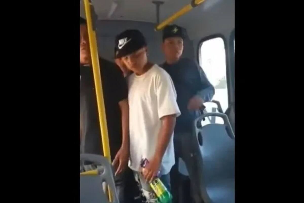 Exigen dinero de vuelta a camionero al ser bajados por no traer cubrebocas