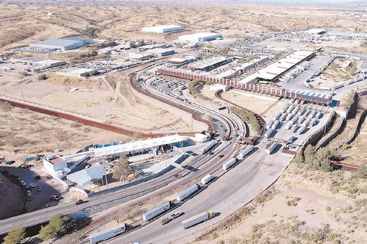 Disminuye flujo vehicular por garitas de Nogales