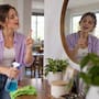 Especialistas en psicología explican que hablar solo en voz alta mientras haces labores del hogar no es un problema mental, sino un filtro cerebral que bloquea distracciones y reduce el estrés