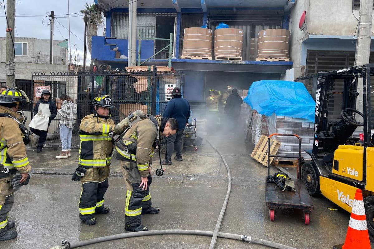 Bomberos Tijuana sofocan incendio y atienden caída y accidente de auto
