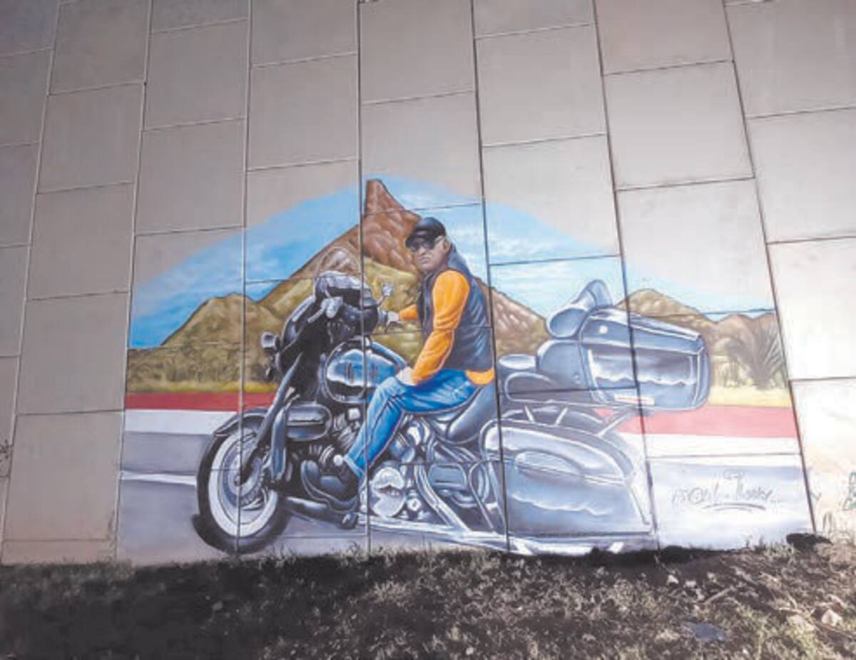 Uno de los puentes de la ciudad muestra la figura de un motociclista.