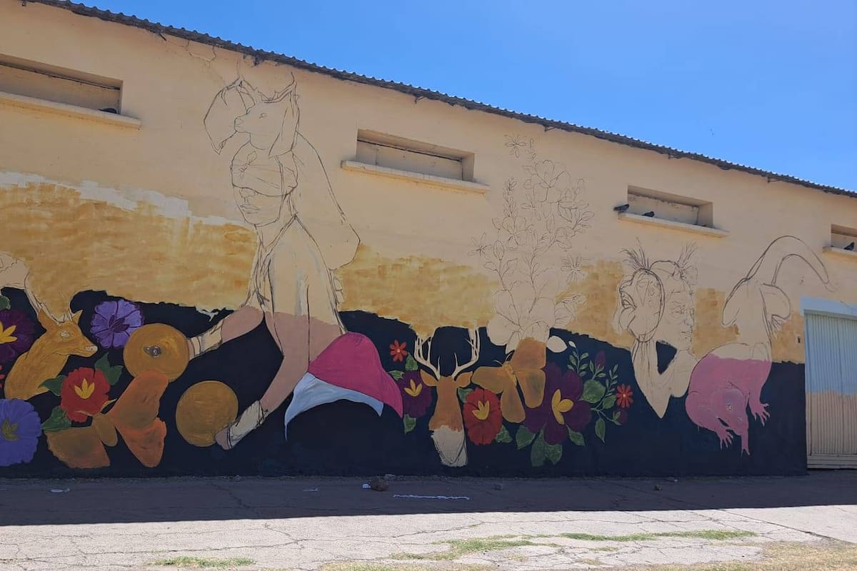 Decoran con enorme mural antiguos almacenes de CO