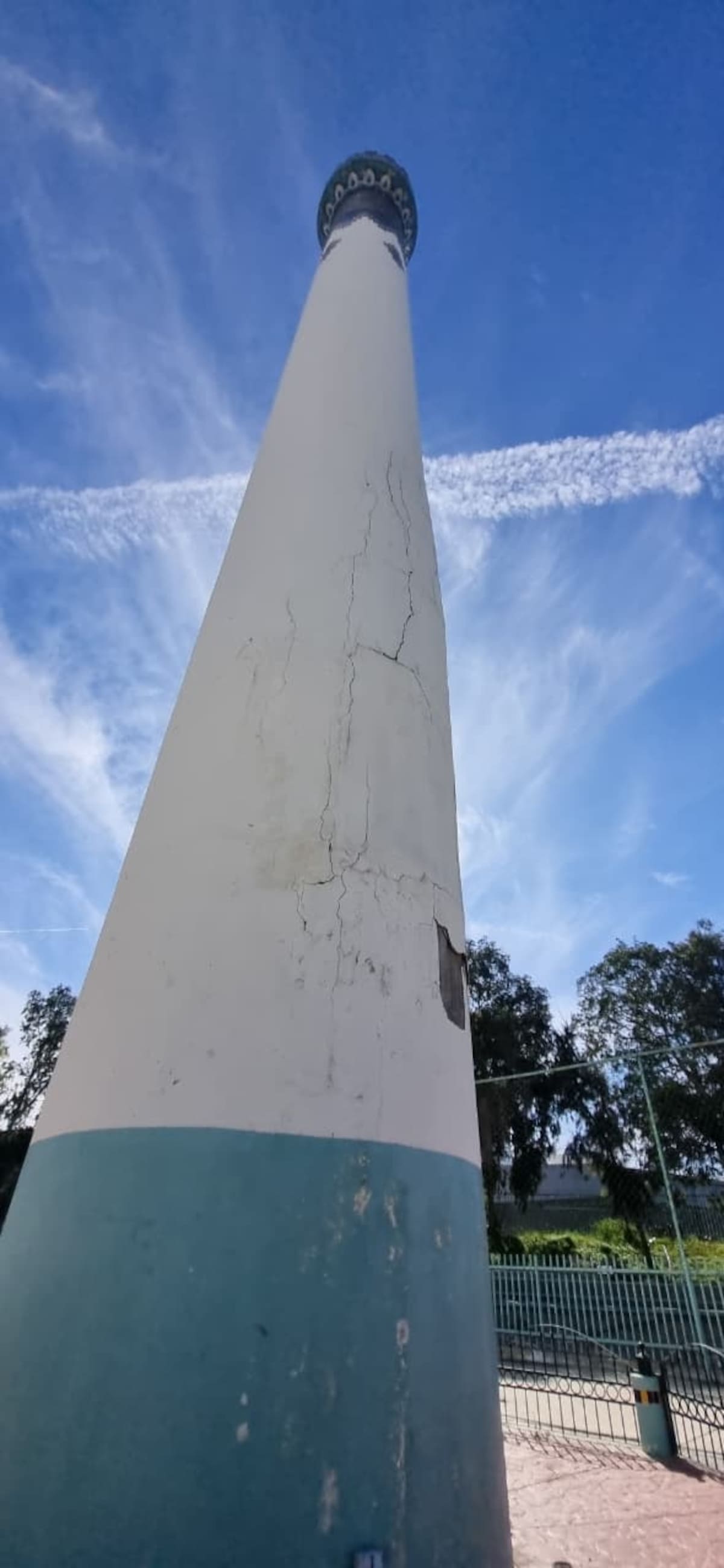 Especialistas de Proyectos y Construcciones CIPAD realizan el levantamiento de condiciones en el Minarete de Agua Caliente, símbolo histórico de Tijuana que se acerca a sus 100 años de existencia. Foto: Cortesía Preparatoria Federal Lázaro Cárdenas