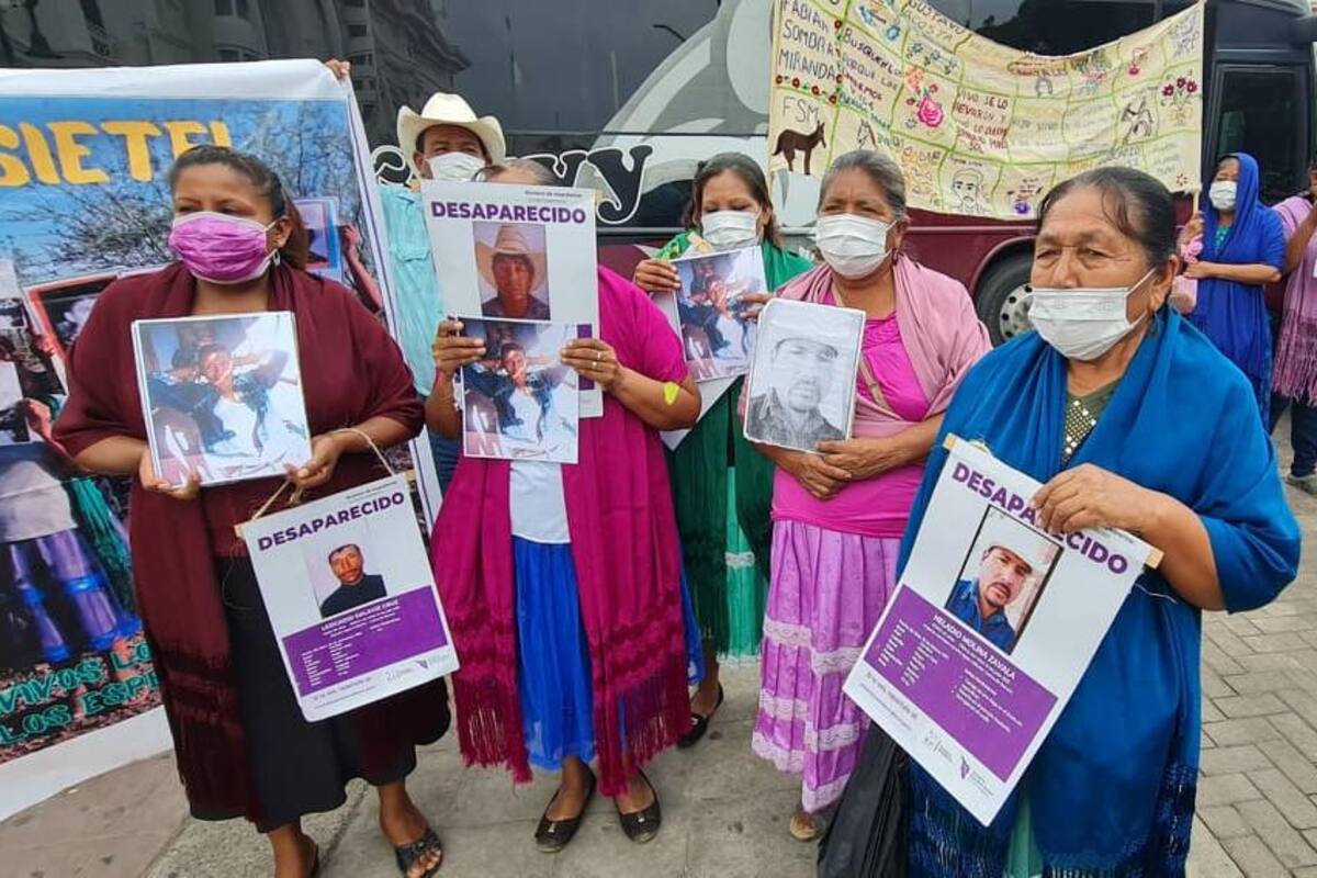 Familiares de yaquis desaparecidos se manifiestan fuera del Palacio de Gobierno