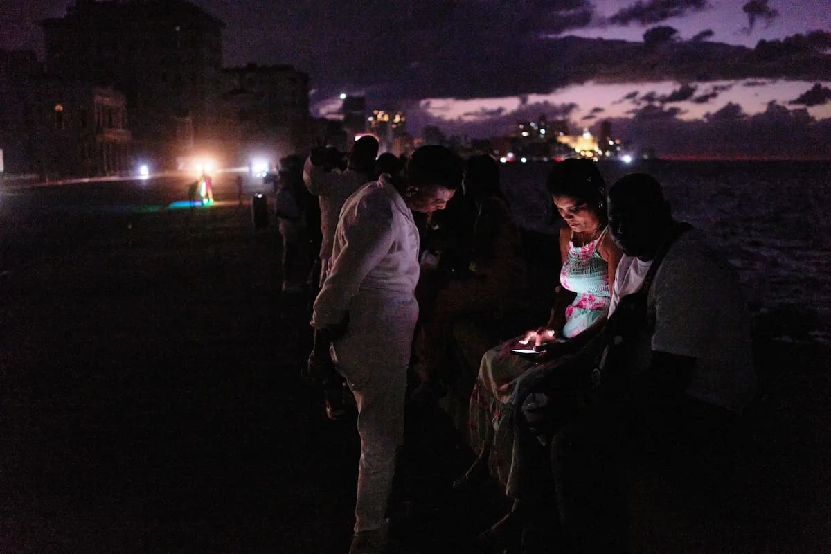 Varias personas pasan la noche a oscuras en el Malecón durante un apagón en La Habana, Cuba, el sábado 21 de marzo de 2026. | Crédito: AP/Ramon Espinosa