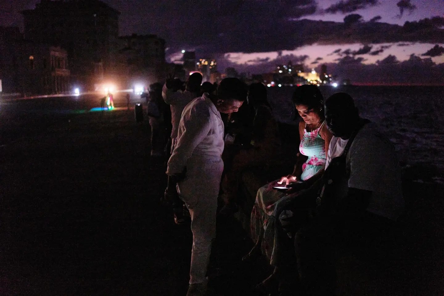 Varias personas pasan la noche a oscuras en el Malecón durante un apagón en La Habana, Cuba, el sábado 21 de marzo de 2026. | Crédito: AP/Ramon Espinosa