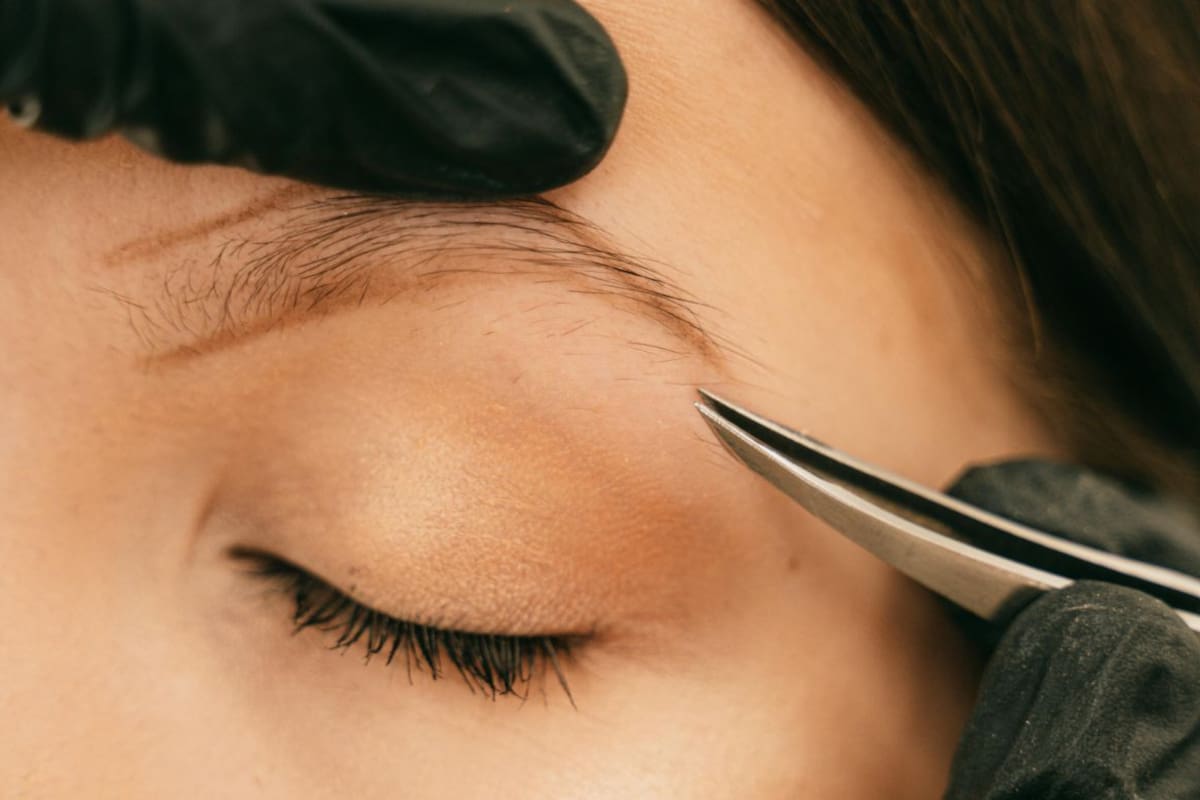 Cómo depilar tus cejas en casa sin arruinarlas