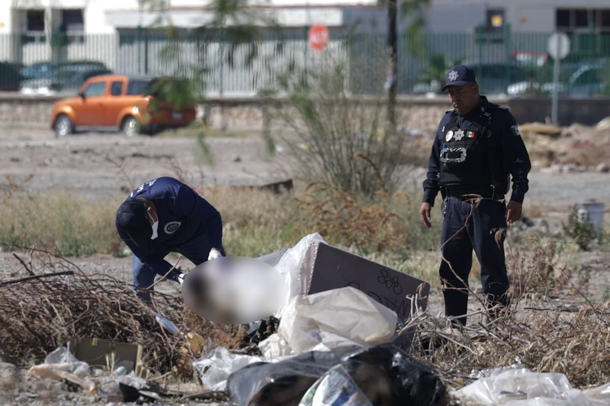 Mujer encontrada en lote baldío murió por disparos en el abdomen