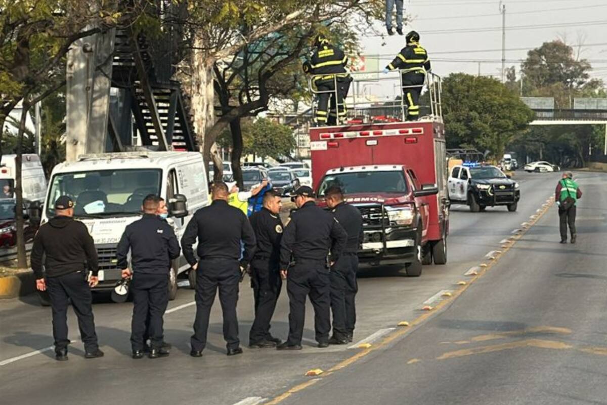 Hallazgo macabro en CDMX: Cuerpo colgando de un puente peatonal en Circuito Interior