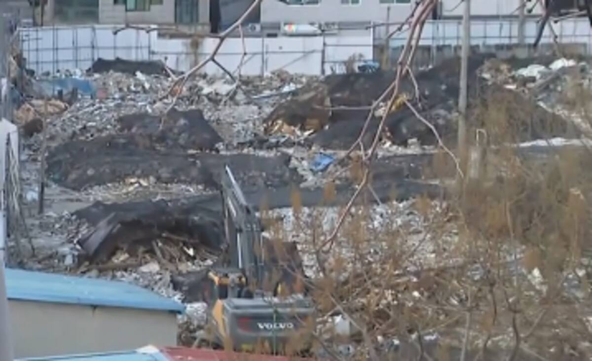 Equipos de emergencia inspeccionan los escombros del edificio derrumbado en Dongdaemun-gu, mientras avanza la investigación por posibles fallos en seguridad. / YTN.