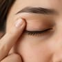 Mientras te tiembla el párpado, tu cuerpo podría estar exigiendo este nutriente
