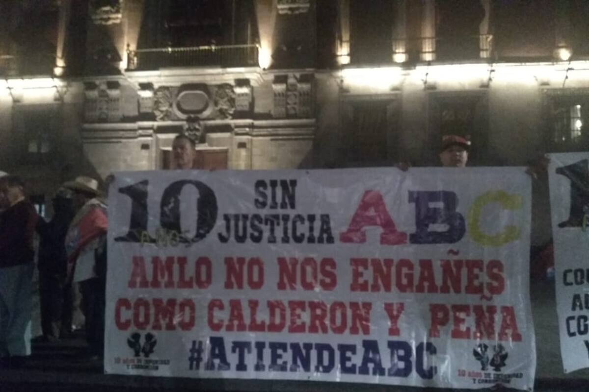 Se manifiestan papás de niños ABC en Palacio Nacional