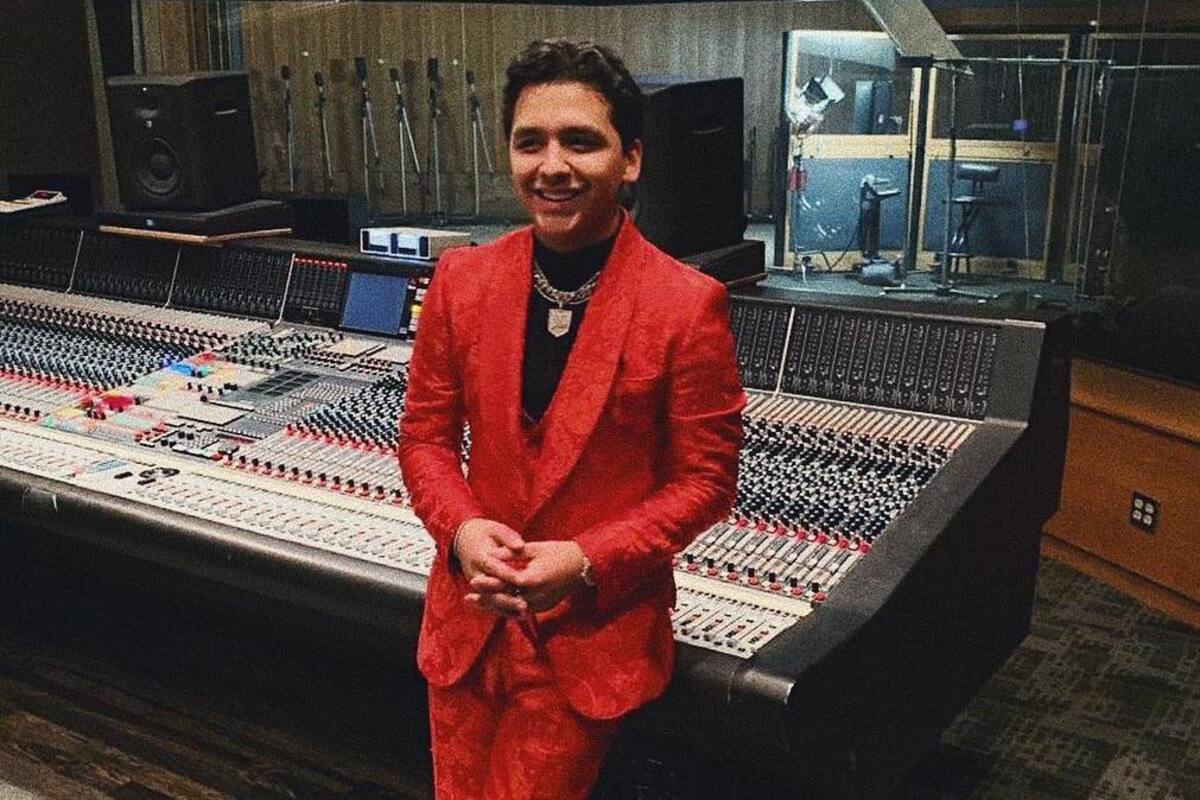 Christian Nodal se hace radical cambio de 'look'