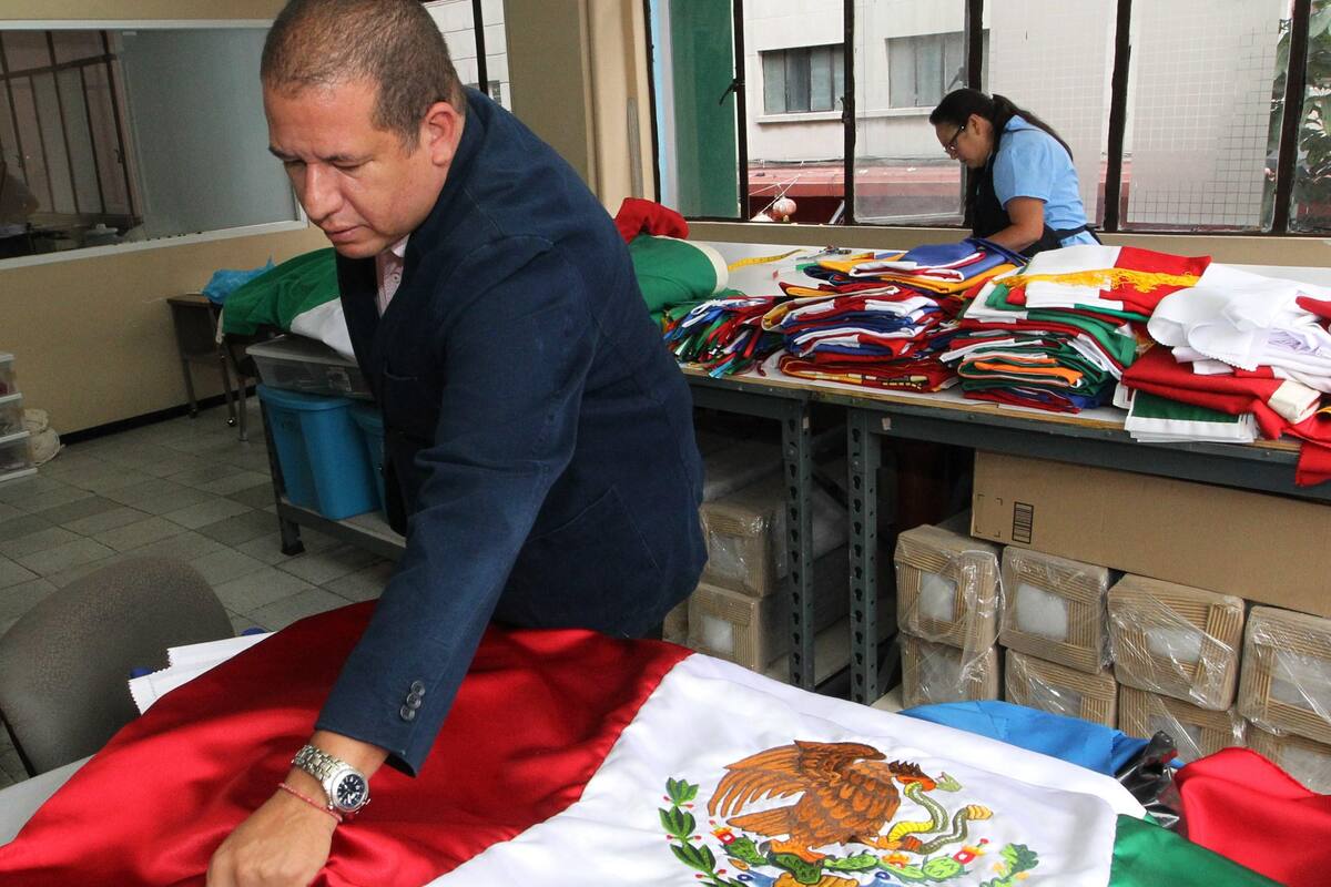 Lucha fabricante mexicano de banderas contra la competencia china