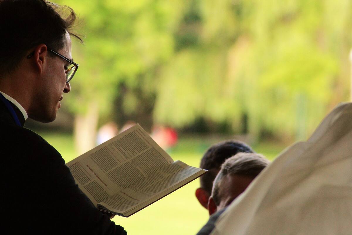 Sacerdote se ingenia una forma de confesar a sus feligreses
