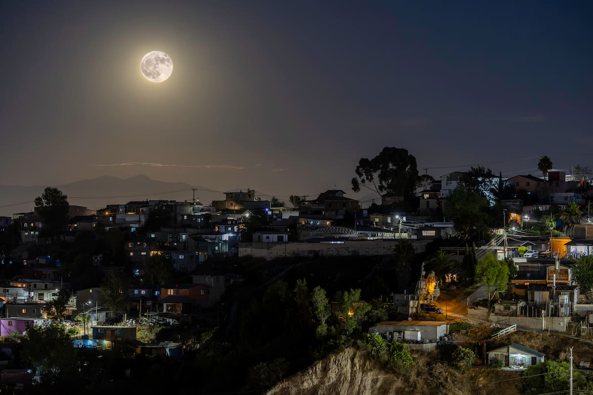 Así se ve la superluna azul hoy