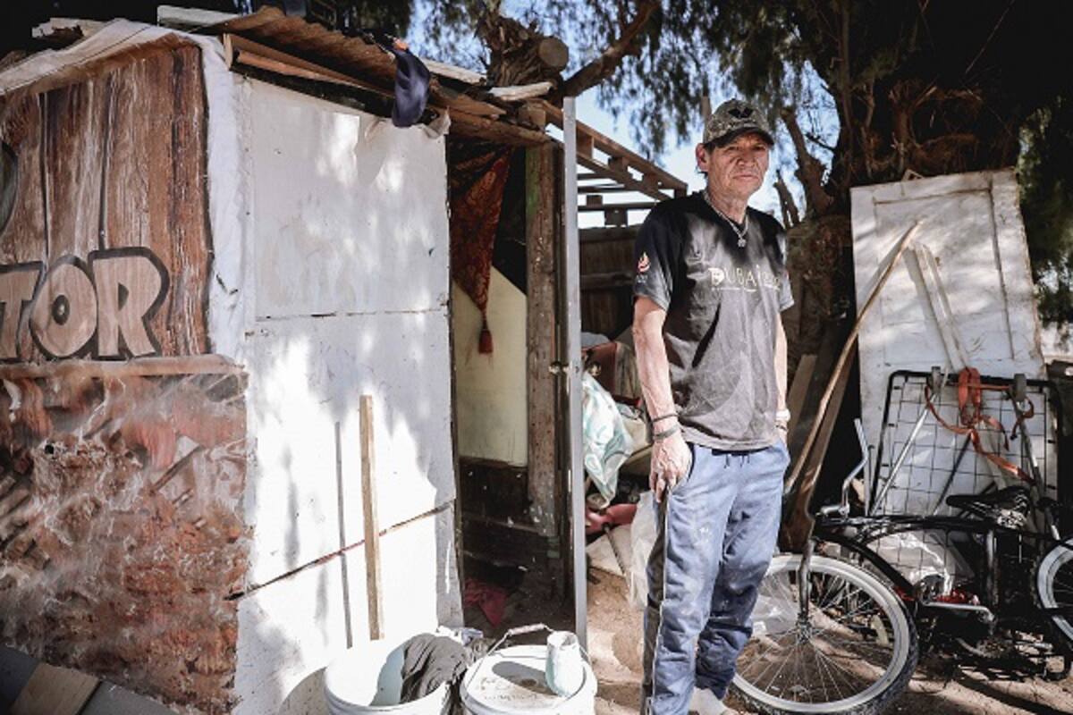 Moisés vive en un cuarto de madera debajo de un árbol