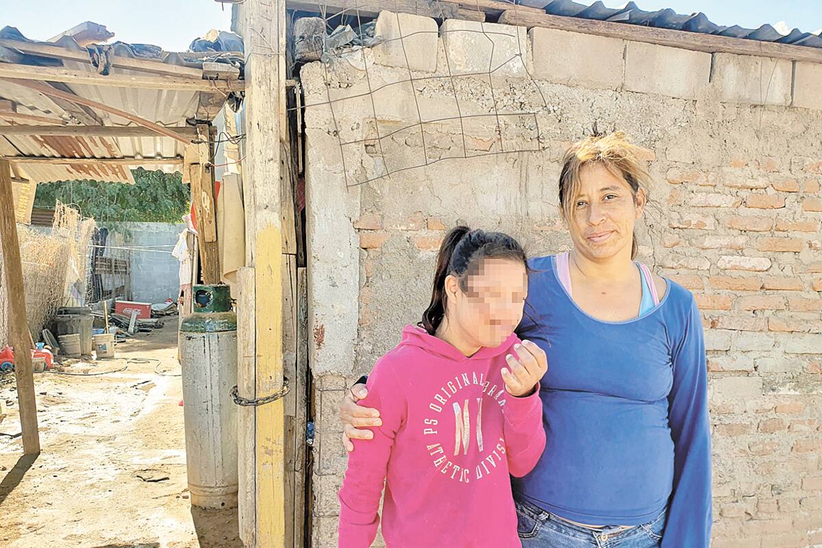 La puerta de su casa son dos sábanas