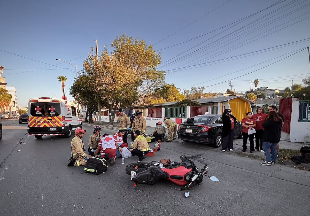 Una pareja de motociclistas fue trasladada a un hospital tras un choque en el bulevar Padre Kino. Foto: Border Zoom
