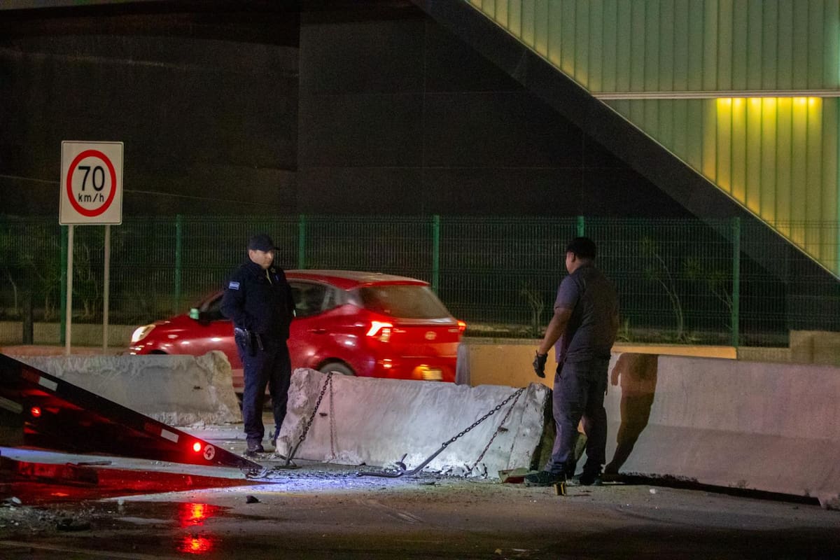 Una camioneta Ford Ranger volcó tras impactar a un Nissan Altima, sin dejar heridos graves y ocasionando tráfico lento en la carretera Aeropuerto. Foto: Border Zoom
