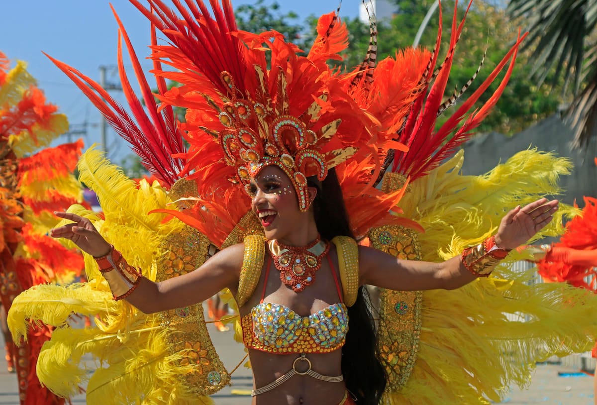 Durante la Gran Parada de Comparsas, los icónicos personajes como Marimondas, Negritas Puloy y Monocucos danzaron al ritmo de una variada gama de géneros musicales