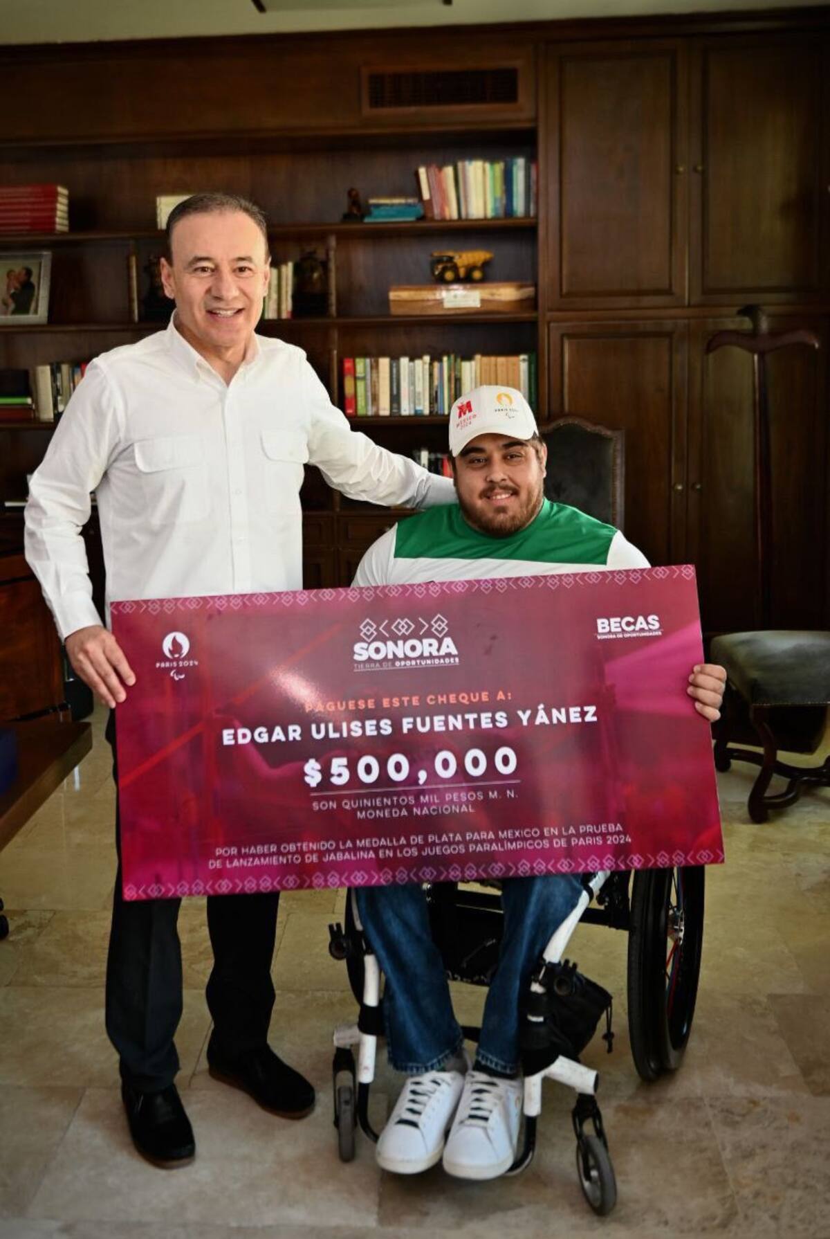 El gobernador Alfonso Durazo Montaño entregó un estímulo económico a Édgar Ulises Fuentes Yáñez, quien obtuvo una medalla de plata, en la disciplina de lanzamiento de jabalina en los Juegos Paralímpicos París 2024.
