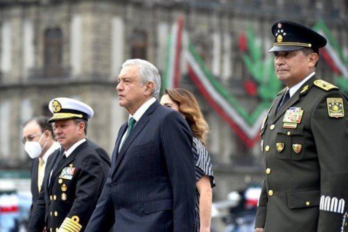 AMLO encabeza desfile militar por 210 aniversario de Independencia