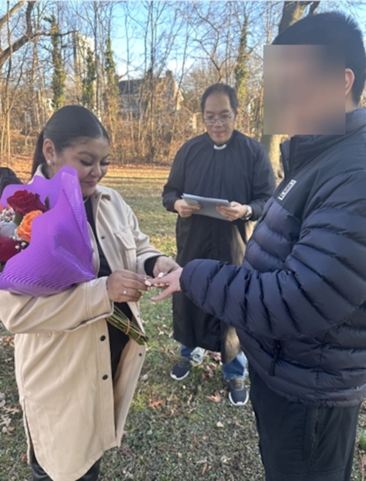 Sigrid Cetino (izquierda), Anthony Cheng (centro) y un ciudadano extranjero (derecha) en una ceremonia de matrimonio simulada alrededor del 17 de diciembre de 2024. Fotografía indexada en la acusación formal. | Crédito: Departamento de Justicia de EEUU