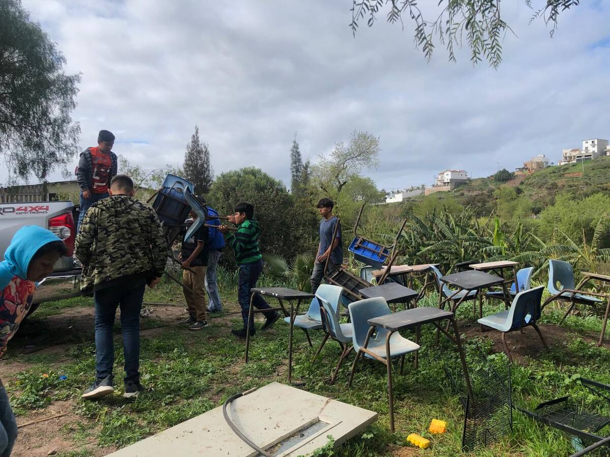 Una escuela donó mobiliario que había sido dado de baja como mesabancos y pupitres.