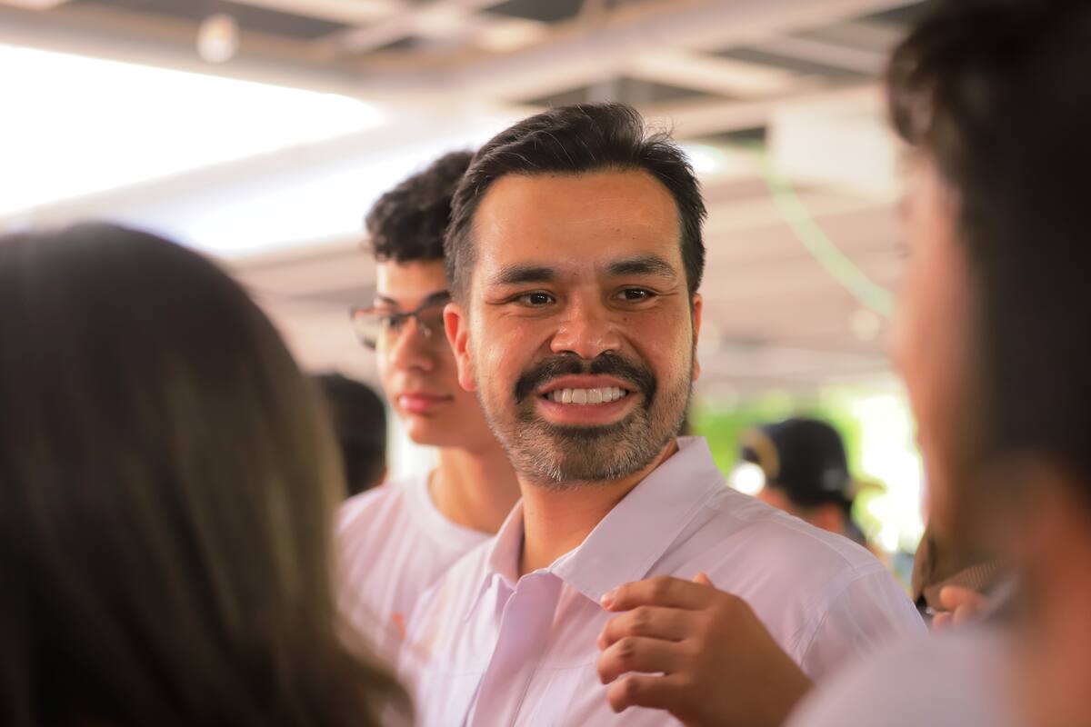 Máynez califica de ‘dinosaurio’ al director de la CFE tras los apagones
