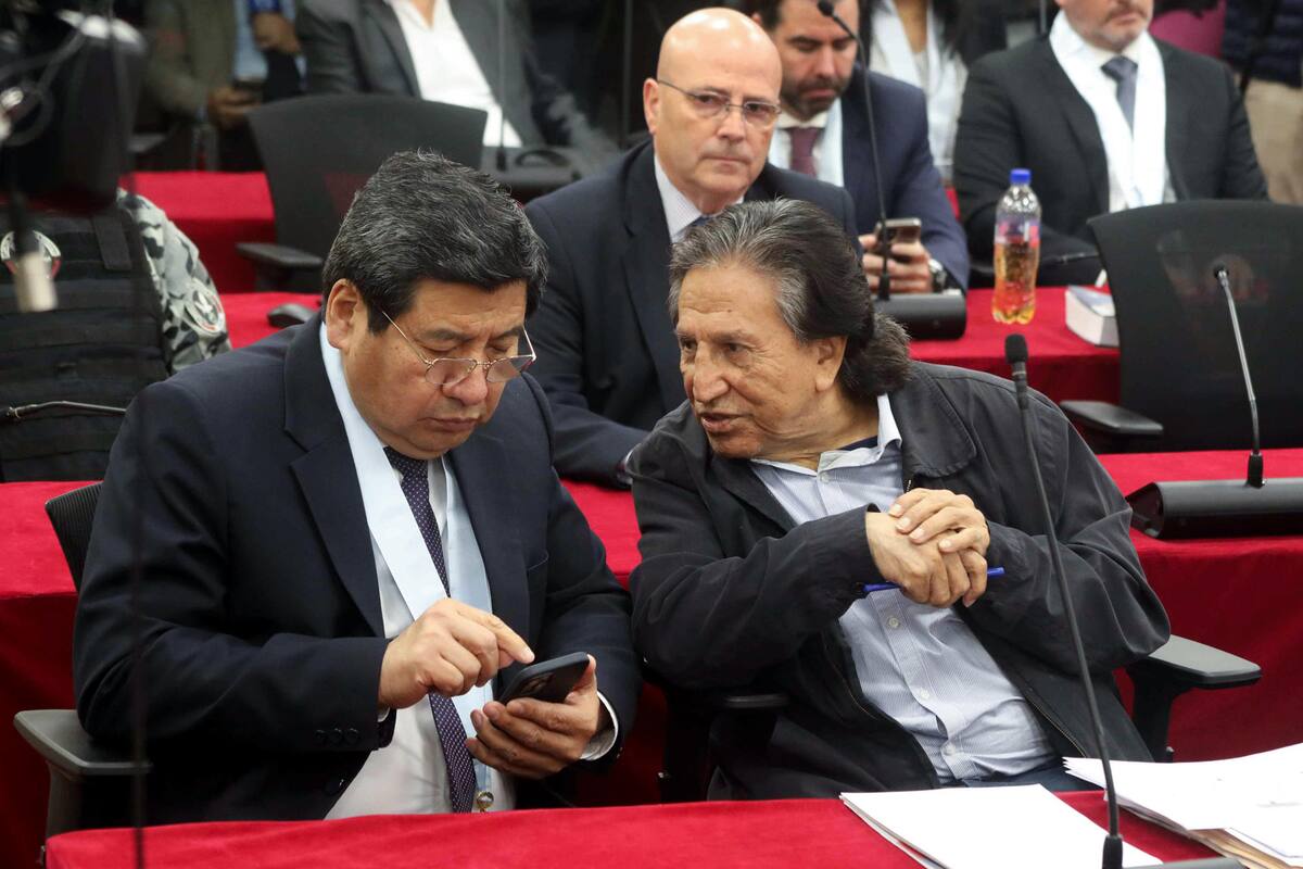 El expresidente Alejandro Toledo(d), asiste a la lectura de su sentencia este lunes, en Lima (Perú). La Fiscalía pide 20 años y 6 meses de cárcel para Toledo, por presuntamente haber pedido un soborno de 35 millones de dólares a la empresa brasileña Odebrecht