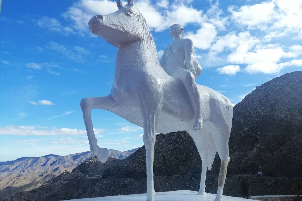 Develan escultura de José Alfredo Jiménez en La Rumorosa