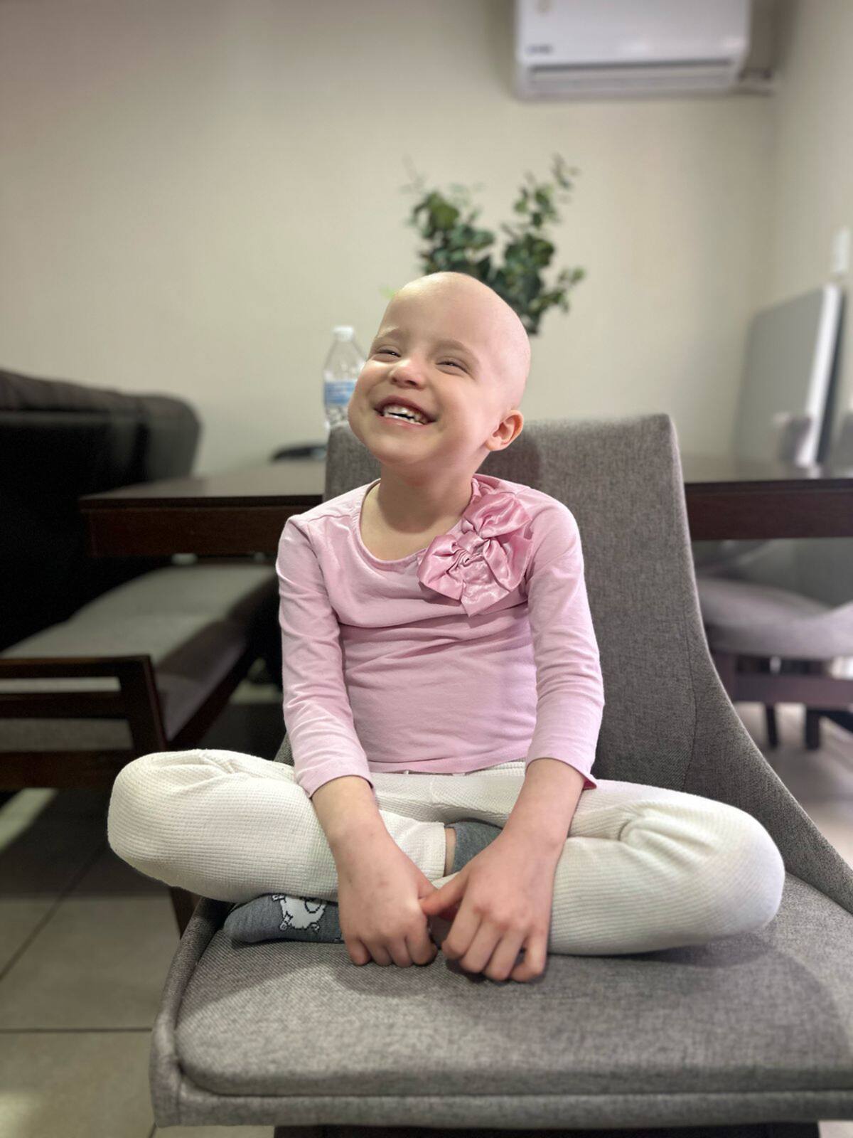 Victoria sigue sonriendo y luchando por cumplir su sueño de ser médica.