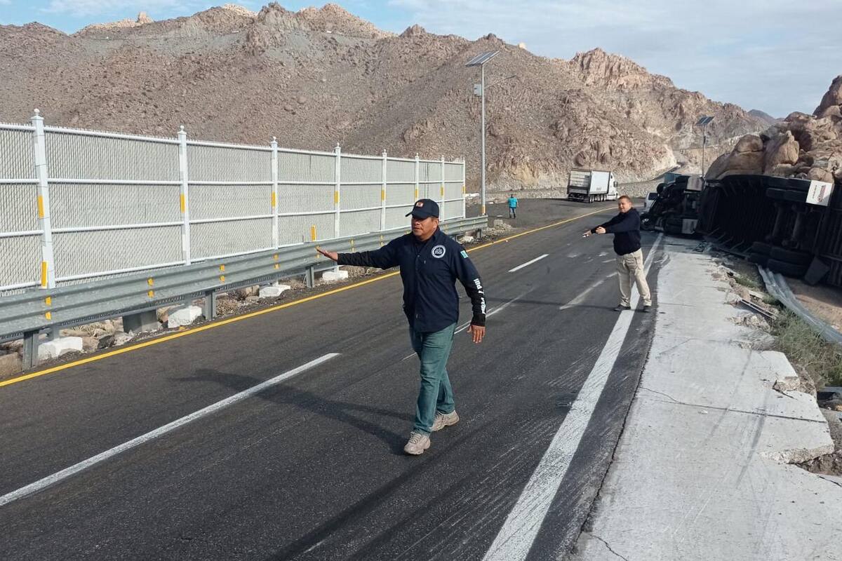Vuelca tráiler en La Rumorosa; agentes rescatan a chofer