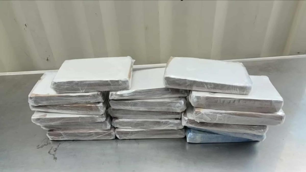 Oficiales de Aduanas y Protección Fronteriza de EU incautaron fentanilo, metanfetamina y pastillas de fentanilo en tres vehículos en las garitas de Nogales el 21 de agosto.