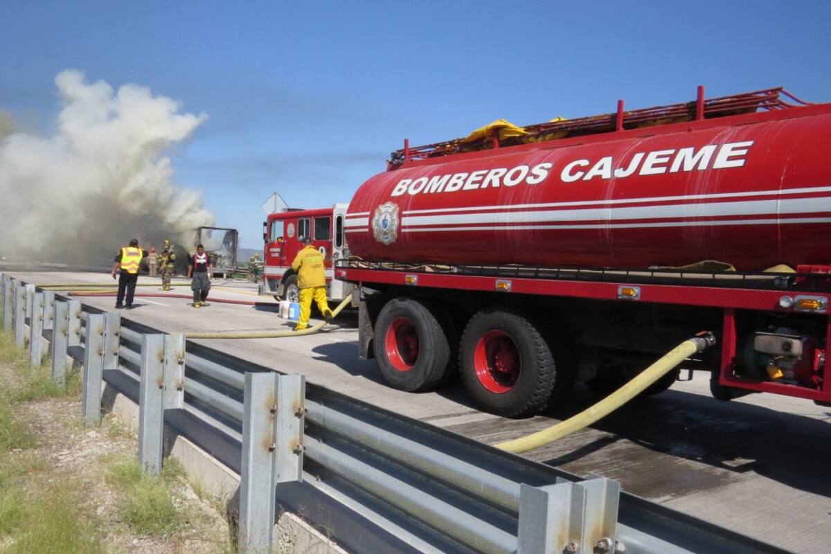 Trailer se incendia en carretera Obregón-Navojoa