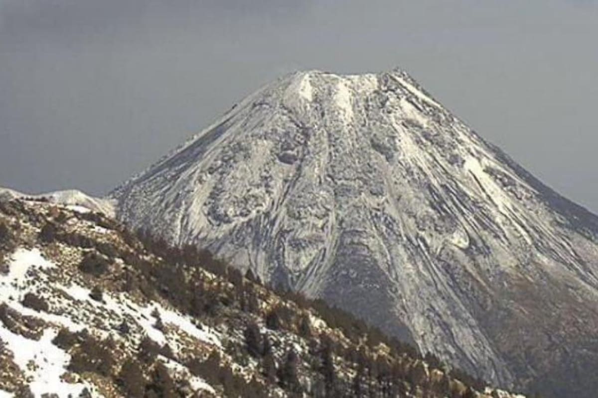 Volcán de Fuego y Nevado de Colima cubiertos de nieve en mayo por primera vez en décadas