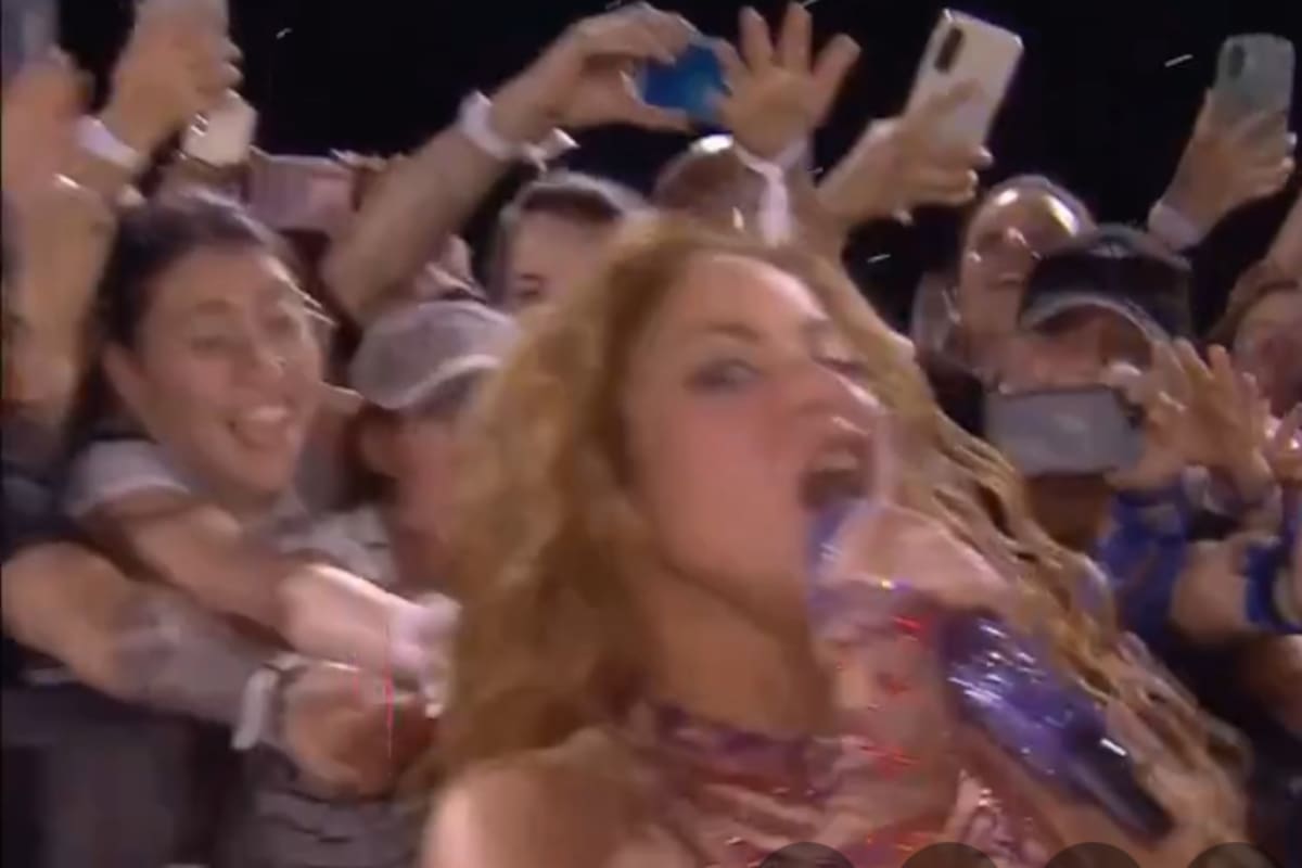 Shakira vive un jalón de cabello en pleno concierto y así lo manejó