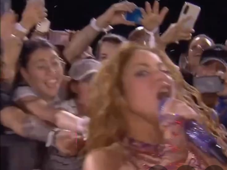 Shakira vive un jalón de cabello en pleno concierto y así lo manejó