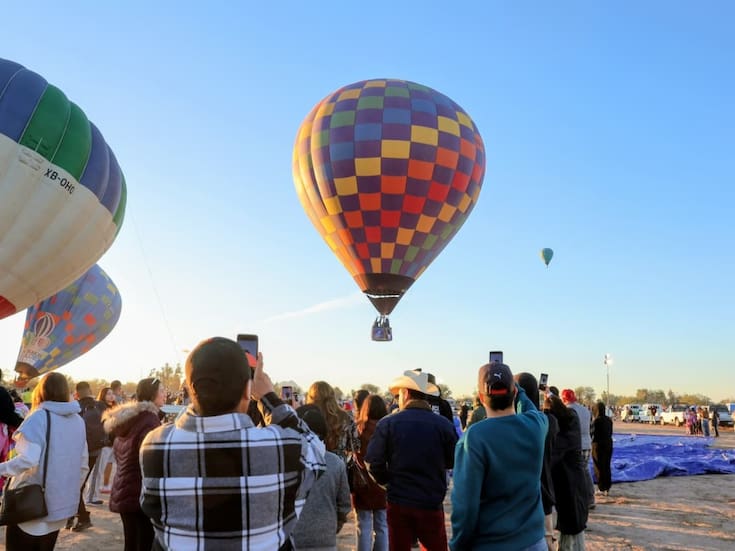 Globos aerostáticos llenan el cielo de Hermosillo en el cierre del Cuarto Festival del Globo con música y drones