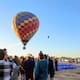 Globos aerostáticos llenan el cielo de Hermosillo en el cierre del Cuarto Festival del Globo con música y drones