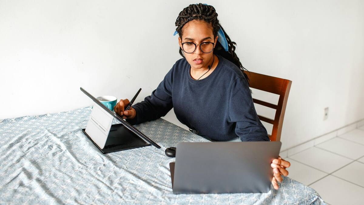 El uso constante de teléfonos y redes sociales afecta la concentración.