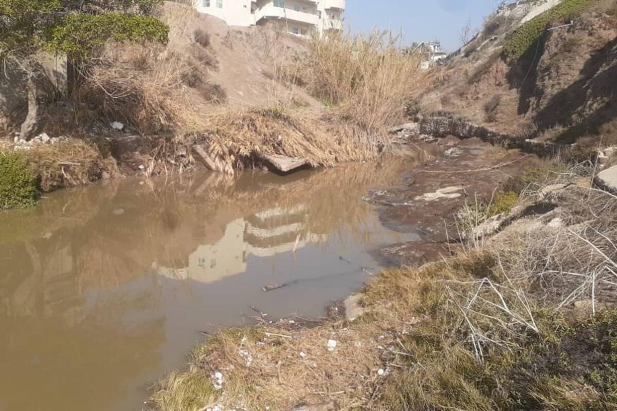 Cierran playa El Bebé por derrame de aguas negras