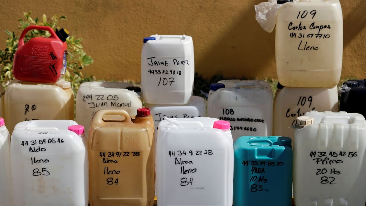 Camiones cisterna y empresas vinculadas al CJNG fueron parte de una red de huachicol fiscal que defraudó más de 29 mil millones de pesos, según la FGR y el SAT. /Reuters/Ilustrativa