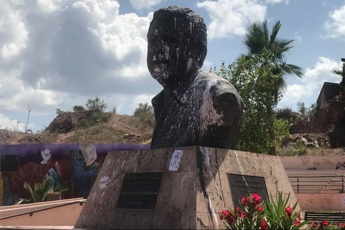 Mujeres hacen pintas a busto de Luis Donaldo Colosio
