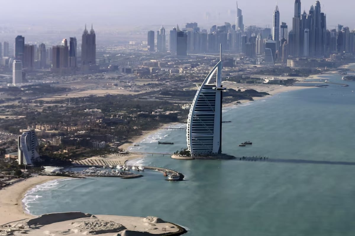 Ataques iraníes sacuden Oriente Medio: Aeropuerto internacional de Dubái y el emblemático Burj Al Arab resultan dañados, cuatro heridos reportados, vuelos suspendidos y espacios aéreos cerrados, mientras misiles impactan Abu Dabi, Doha y zonas estratégicas generando alerta máxima en la región